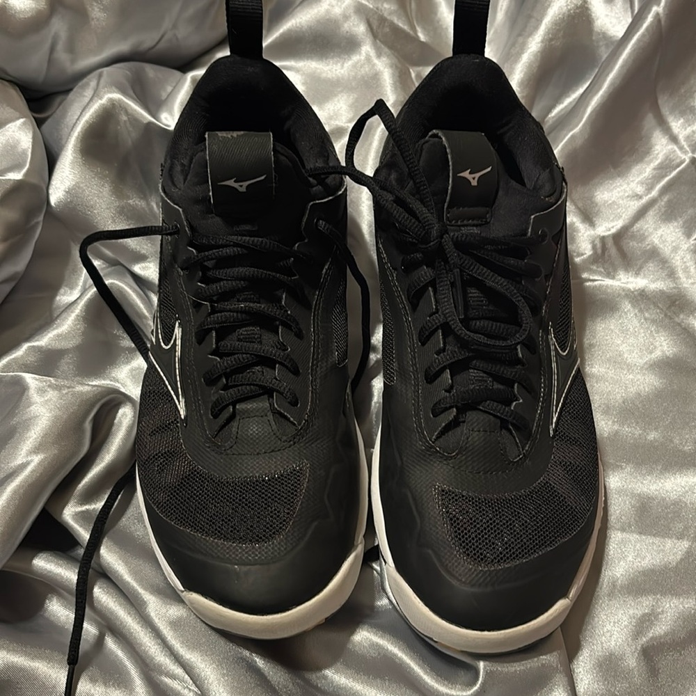 Size 9.5 volleyball shoes